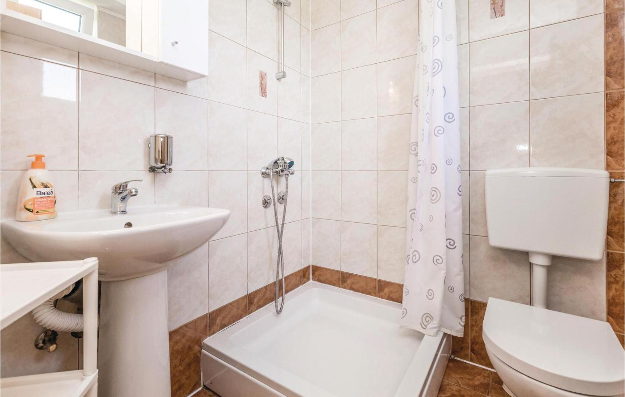2 Bedroom Cozy Home In Licko Lesce Exterior foto